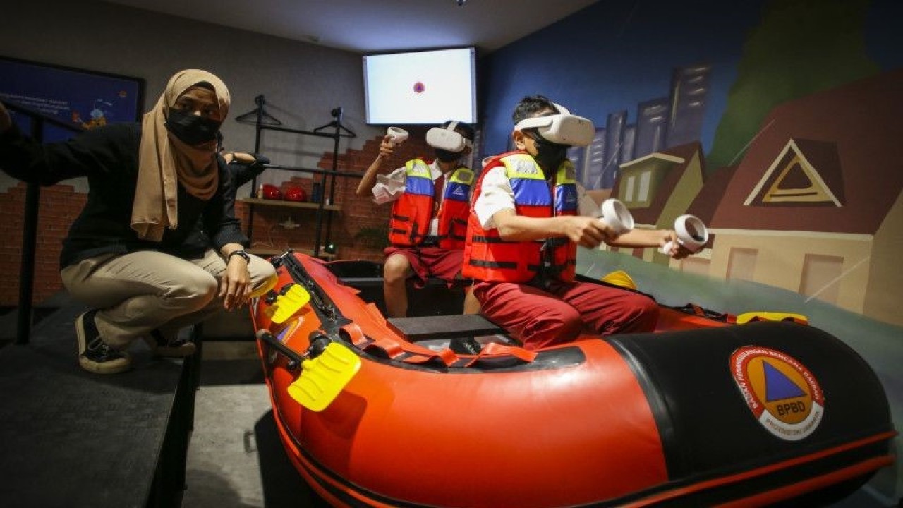 Pelajar mengikuti simulasi penanganan bencana banjir di ruang komunikasi, informasi dan edukasi (KIE) kebencanaan BPBD DKI Jakarta, Selasa (10/1/2023). ANTARA FOTO/Rivan Awal Lingga/rwa.