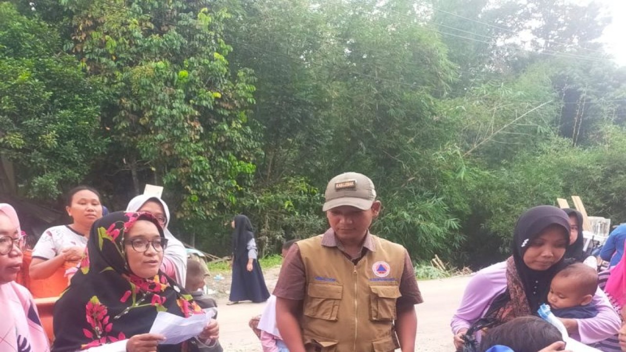 Badan Penanggulangan Bencana Daerah (BPBD) Kabupaten Lebak, Banten, menyalurkan  bantuan paket sembilan bahan pokok (sembako) bagi dari korban banjir untuk meringankan beban ekonomi mereka.ANTARA/HO-BPBD Humas