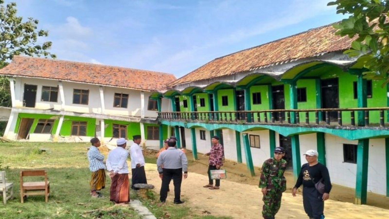 Tim BPBD Pemkab Sampang meninjau tanah ambles di sekitar gedung Madrasah Nahdaltul Waton, Desa Pelanggaran Barat, Kecamatan Banyuates, Sampang, Jawa Timur, Rabu (4/1/2023). (ANTARA/HO-BPBD Sampang)