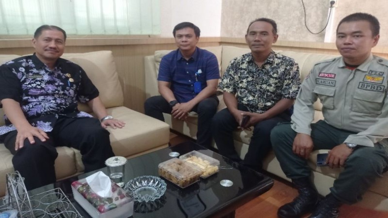 Sekretaris BPBD Kota Medan Indra Gunawan (kiri) bersama Kabid Kedaruratan dan Logistik Ronald Sihotang (kedua kiri) dan staf di Medan, Sumut, Kamis (12/1/2023). (ANTARA/ Said)