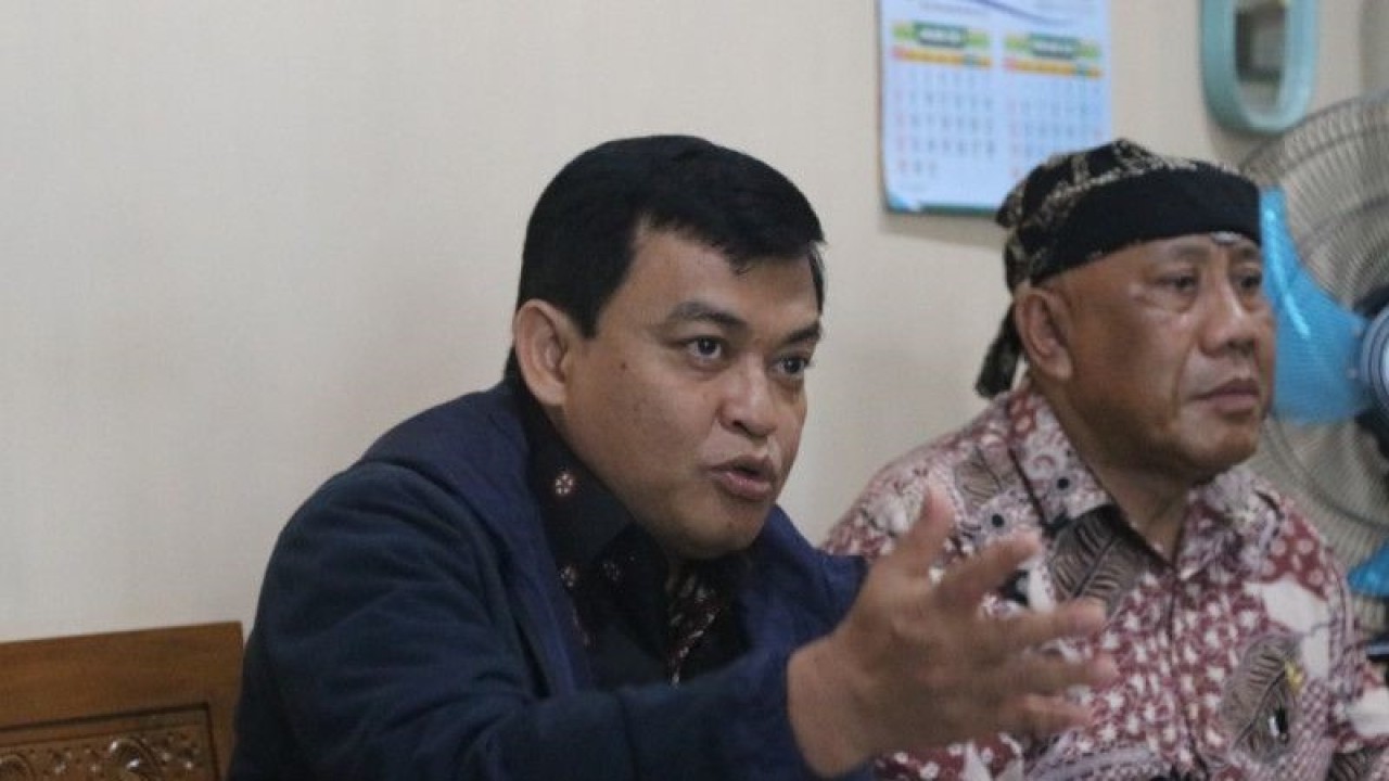 Kepala Badan Pembinaan Hukum Nasional Kemenkumham Widodo Ekatjahjana mendengar keluhan masyarakat terkait praktik Bank Thitil di Desa Banjar, Kabupaten Banyuwangi, Jawa Timur, Sabtu (21/1/2023). (ANTARA/HO-Humas BPHN)