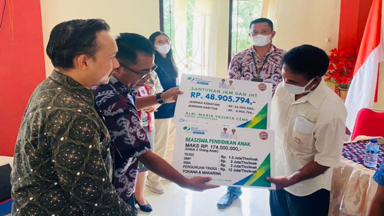 Pembayaran santunan klaim yang dilakukan oleh BPJamsostek Ende kepada ahli waris beberapa waktu lalu. (ANTARA/HO-BPJamsostek Ende)