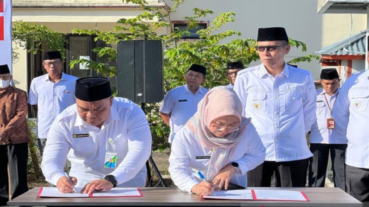 Pelaksanaan penandatangan kerja sama terlebih dahulu dimulai dengan penandatangan Momerandum of Undertanding (MoU) yang ditandatangani oleh Bupati Bolsel Iskandar Kamaru dengan Kepala Kantor BPJAMSOSTEK Sulawesi Utara (Sulut) Sunardy Syahid, di Manado, Jumat (6/1/2023).ANTARA/Nancy L Tigauw. (1)