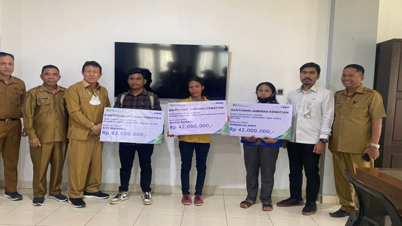 Penyerahan santunan kematian dari BPJAMSOSTEK kepada ahli waris perangkat desa yang meninggal di Manggarai Barat, NTT, beberapa waktu lalu. (ANTARA/Dokumentasi Pribadi)