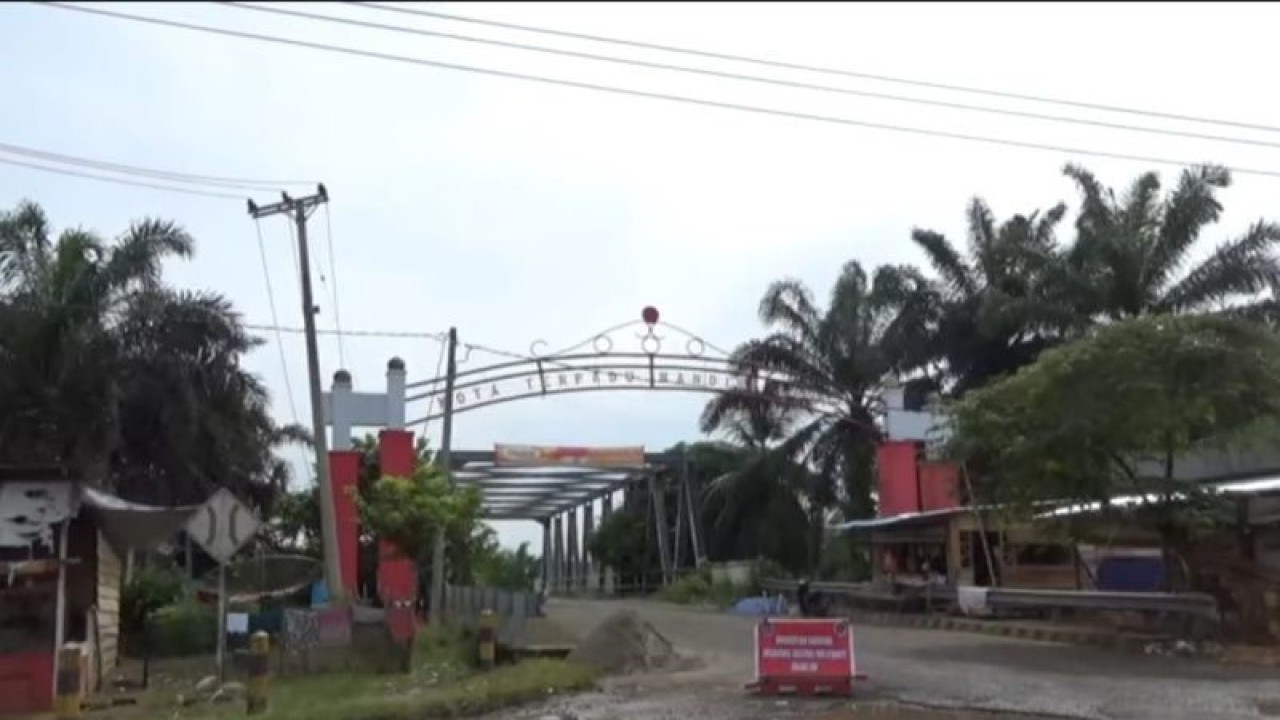 Ruas jalan Ketahun - Air Limas - Bintunan Kabupaten Bengkulu ditutup sementara karena dilakukan perbaikan. ANTARA/Anggi Mayasari