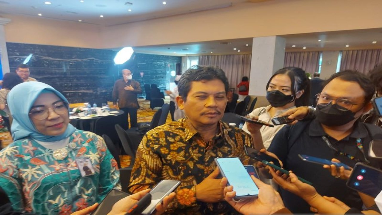 Direktur Utama BPJS Kesehatan Ghufron Mukti saat menyampaikan keterangan kepada wartawan dalam acara Outlook 2023, Diskusi Publik 10 Tahun Program JKN di Jakarta, Senin (30/1/2023). (ANTARA/Andi Firdaus).