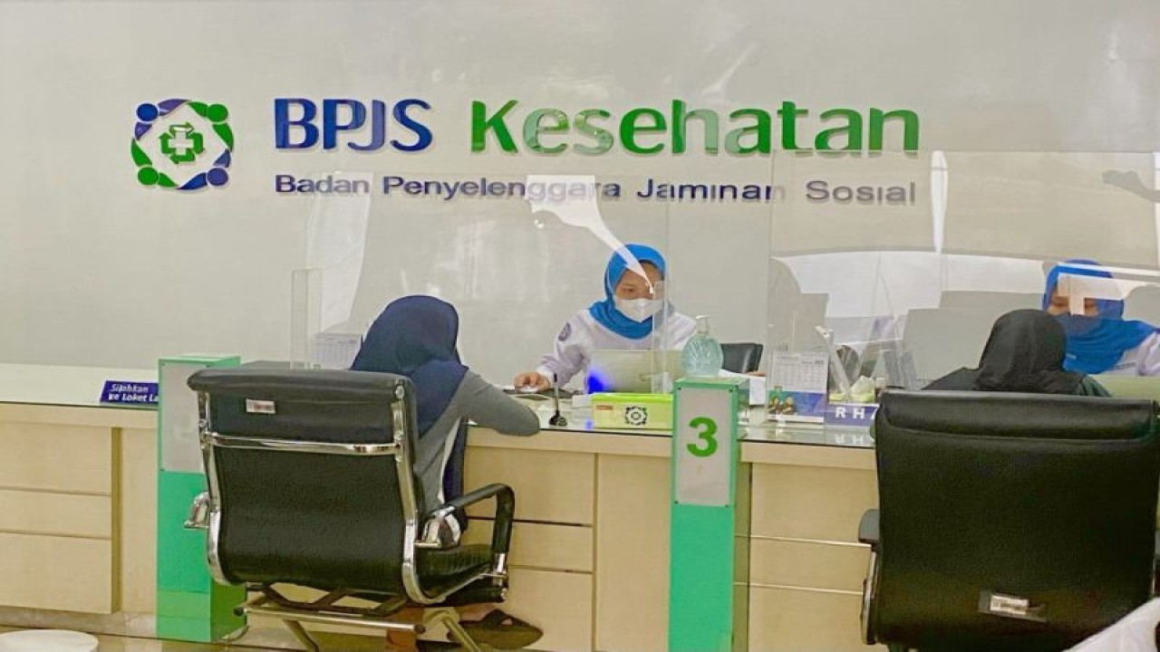 Petugas BPJS Kesehatan Cabang Bandarlampung sedang melayani masyarakat yang datang, Bandarlampung, Senin, (23/1/2023). (ANTARA/HO-Humas BPJS Kesehatan)