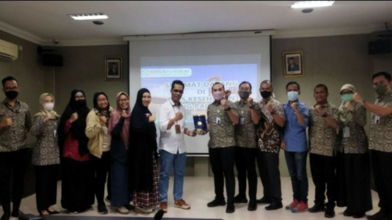 Tim BPJS Kesehatan Palembang bersama pengurus  Forum SDM Bersatu Sumsel melakukan sosialisasi JKN. (ANTARA/Yudi Abdullah/23)