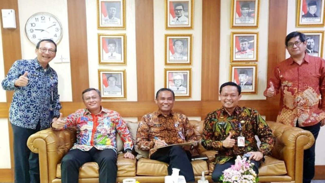 Lima dari enam calon Sekda DKI Jakarta berfoto bersama setelah lulus tes manajerial dan mengikuti tes wawancara di Jakarta, Kamis (26/1/2023) ANTARA/HO-Isnawa Adji