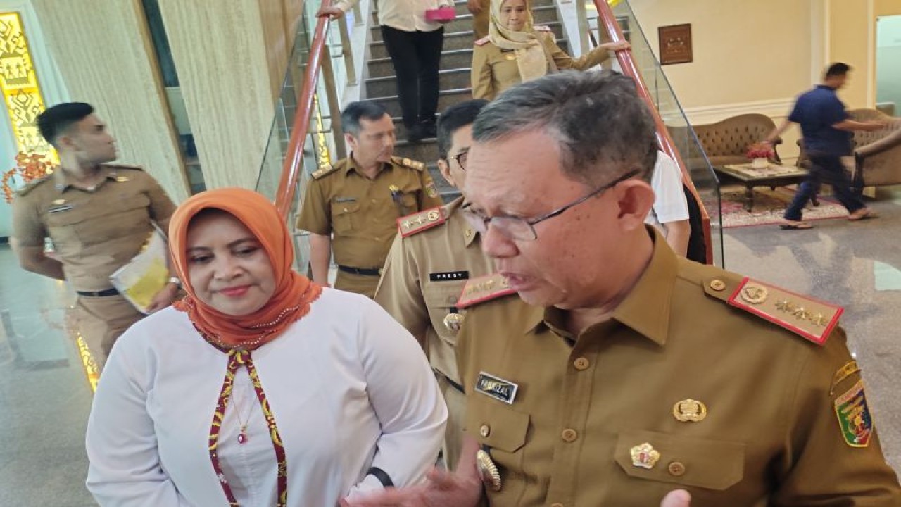 Kepala Perwakilan BPKP Provinsi Lampung Suyarsih Fifi Herwati dan Sekretaris Daerah Provinsi Lampung Fahrizal Darminto saat memberi keterangan. Bandarlampung, Senin (9/1/2023). ANTARA/Ruth Intan Sozometa Kanafi.