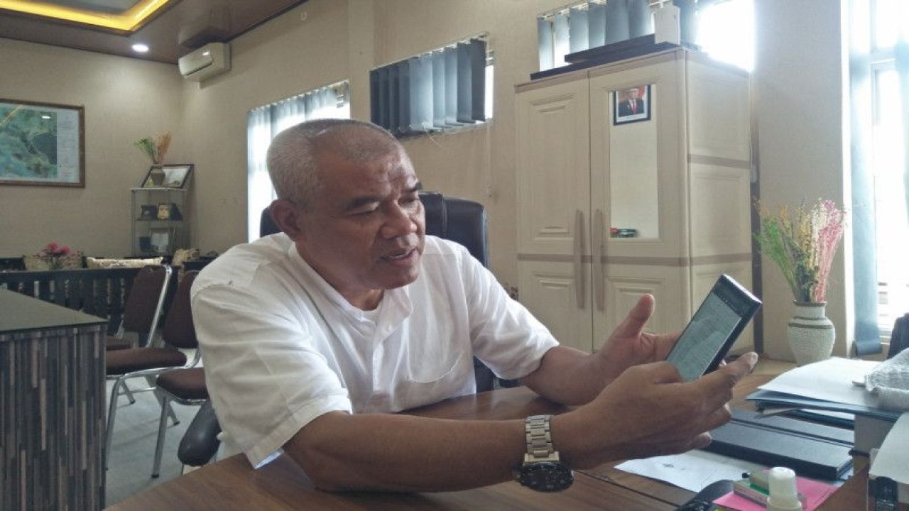 Kepala BPN Lombok Tengah, Nusa Tenggara Barat (NTB), Lalu Suharly saat menunjukkan data jumlah pembuatan sertifikat lahan transmigrasi di HP-nya. ANTARA/Akhyar