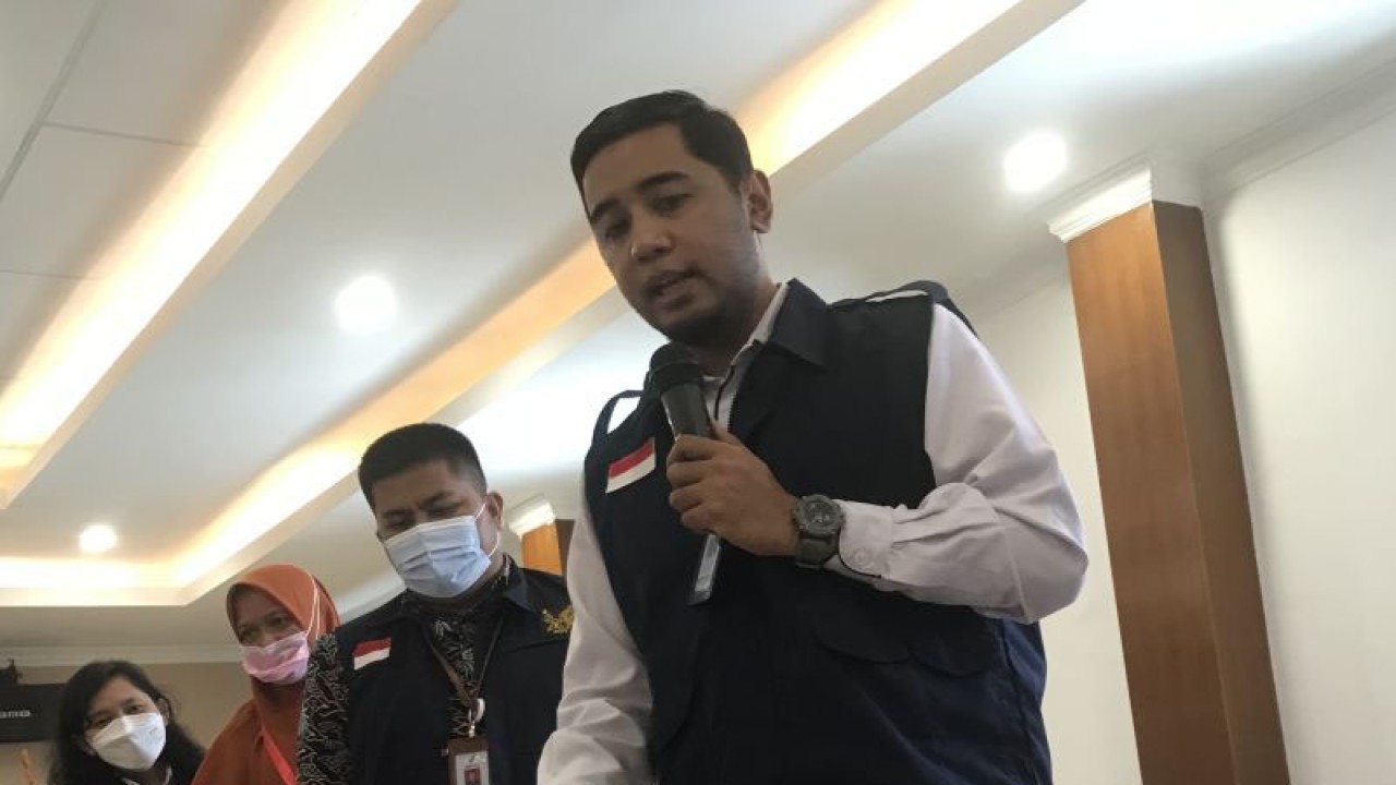 Kepala Kantor BPOM Batam Lintang Purba (paling depan) (ANTARA/Yude)