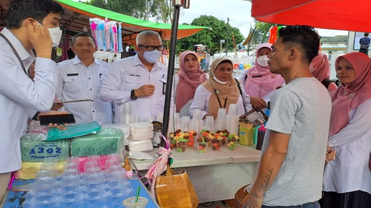Dinas Kesehatan Pasaman Barat bersama BPOM Padang saat melakukan pengawasan dan pembinaan terhadap pedagang es ciki yang bercampur bahan nitrogen, Rabu.