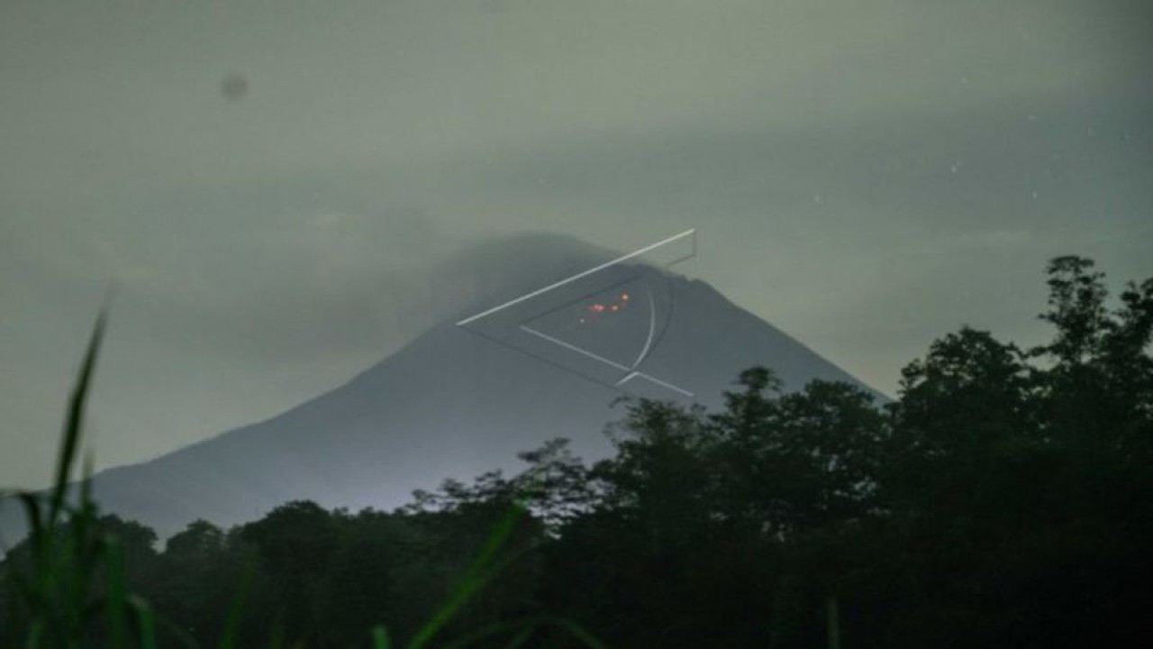 Luncuran lava pijar keluar dari kawah Gunung Merapi terlihat dari Srumbung, Magelang, Jawa Tengah, Rabu (4/5/2022). Menurut data BPPTKG Yogyakarta pada periode pengamatan 4 Mei 2022 pukul 00.00-12.00 WIB telah terjadi 11 guguran lava dengan jarak luncur maksimal 1.500 meter ke arah barat daya. (ANTARA FOTO/Hendra Nurdiyansyah/tom.)