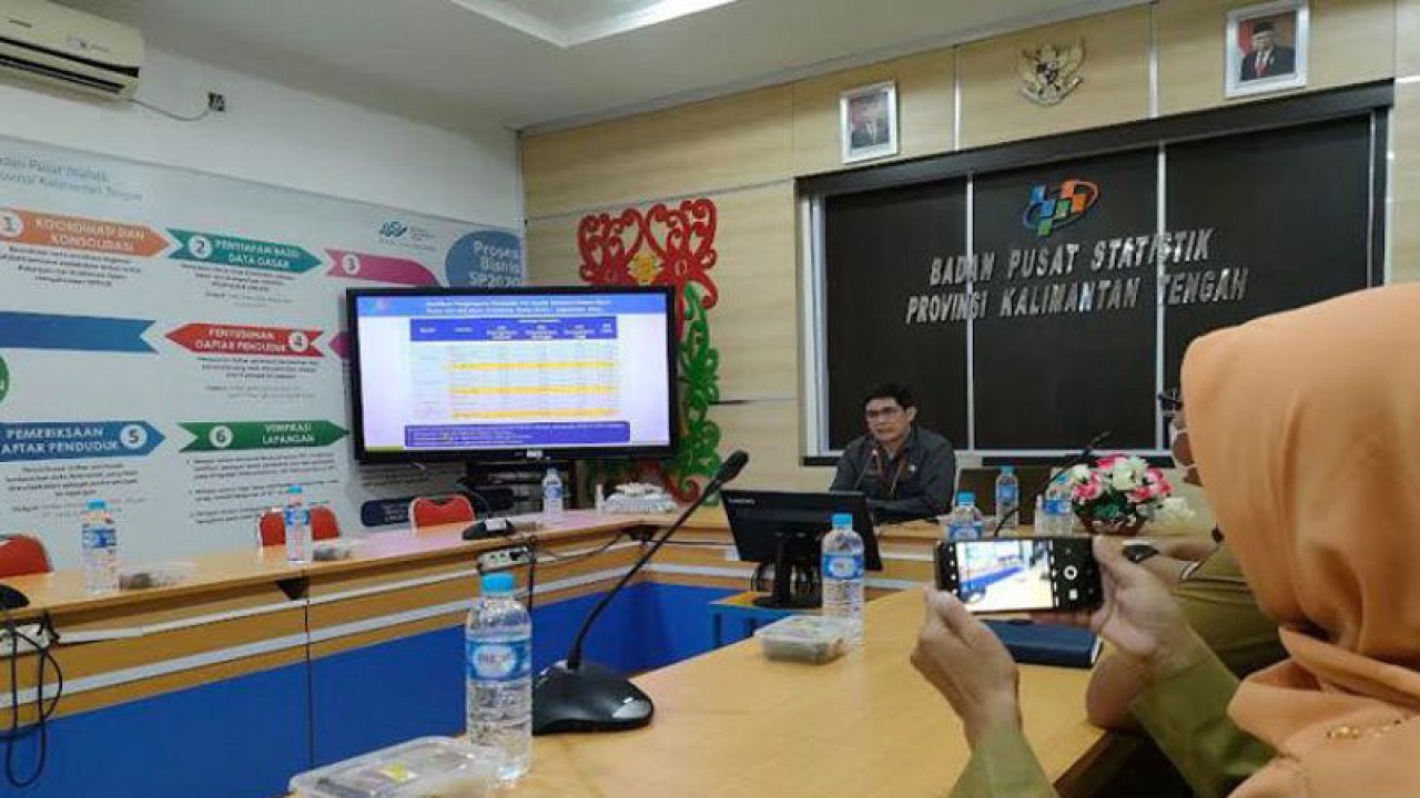 Statistisi Ahli Madya BPS Kalteng Ambar D Santoso saat menyampaikan perkembangan Profil Kemiskinan dan Tingkat Ketimpangan Pengeluaran Penduduk di gedung BPS Kalteng,Palangka Raya, Senin (16/1/2023). ANTARA/Jaya W Manurung