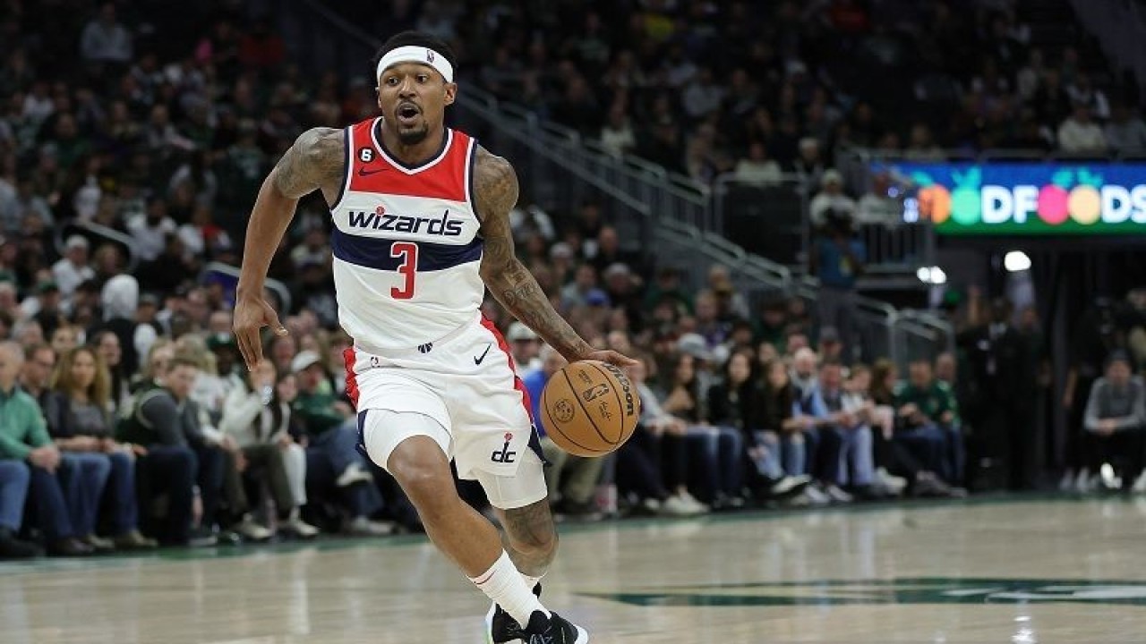 Bintang Washington Wizards Bradley Beal tampil dalam gim lanjutan NBA melawan Milwaukee Bucks di Fiserv Forum, Wisconsin, Amerika Serikat, Selasa (3/1/2023). (ANTARA/AFP/GETTY IMAGES/Stacy Revere)