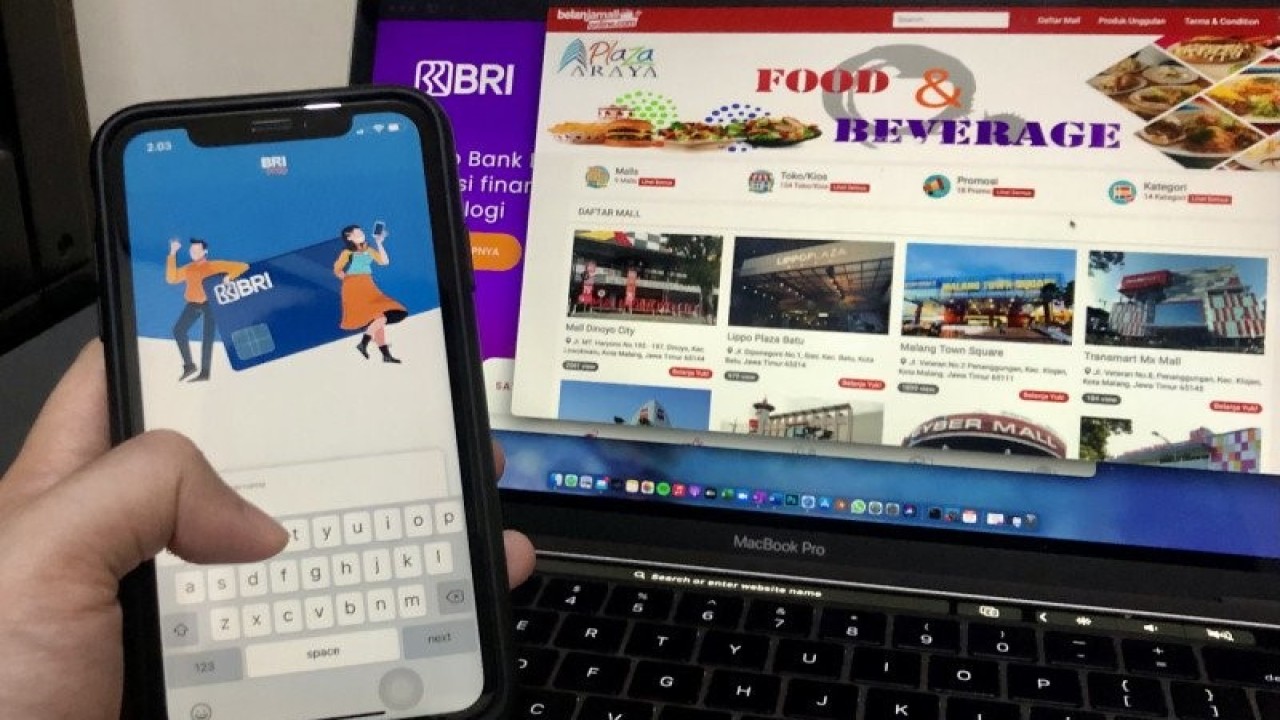 Ilustrasi: Seorang warga Kota Malang, Jawa Timur, menyiapkan transaksi berbasis online pada situs belanjamallonline.com dengan pembayaran menggunakan BRI Mobile Banking (BRImo). (ANTARA/Vicki Febrianto)