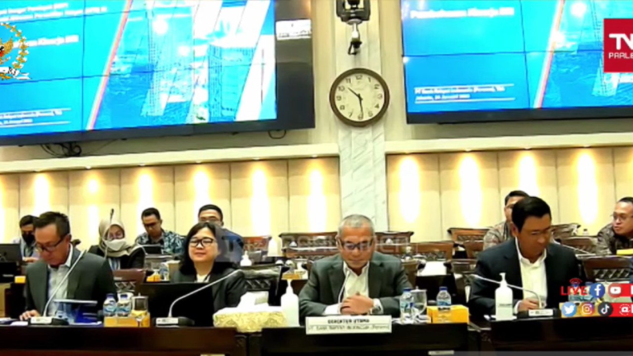 Direktur Utama BRI Sunarso (kedua dari kanan) dalam Rapat Dengar Pendapat bersama Komisi XI Dewan Perwakilan Rakyat (DPR) di Jakarta, Selasa (24/1/2023). (ANTARA/Agatha Olivia Victoria.)
