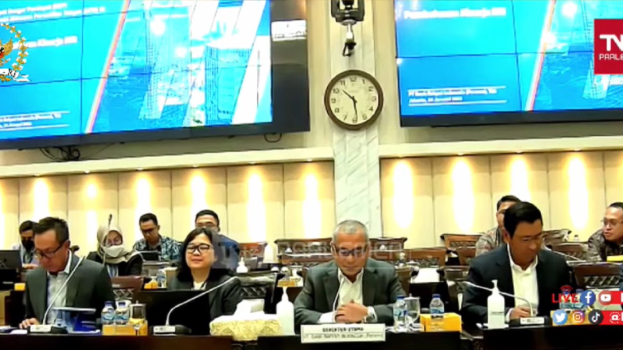 Direktur Utama BRI Sunarso (kedua dari kanan) dalam Rapat Dengar Pendapat bersama Komisi XI Dewan Perwakilan Rakyat (DPR) di Jakarta, Selasa (24/1/2023). ANTARA/Agatha Olivia Victoria.