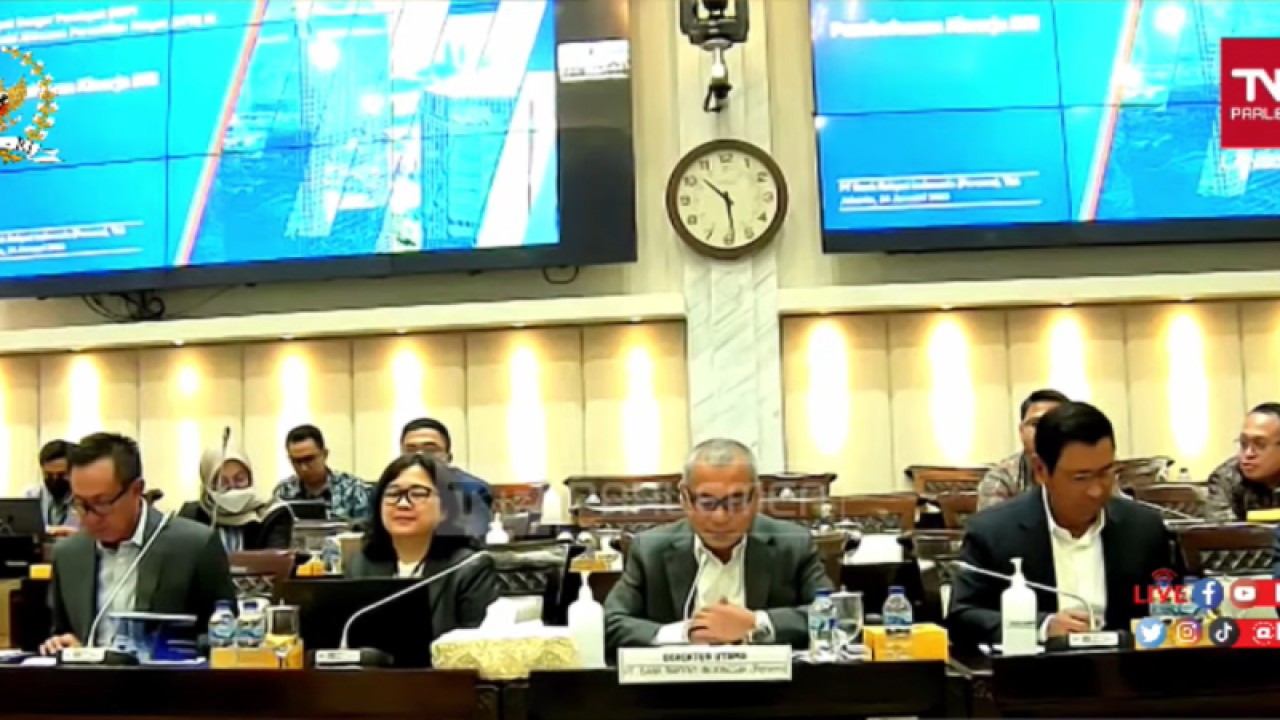 Direktur Utama BRI Sunarso (tengah) dalam Rapat Dengar Pendapat bersama Komisi XI Dewan Perwakilan Rakyat (DPR) yang dipantau secara virtual di Jakarta, Selasa (24/01/2022). (ANTARA/Agatha Olivia Victoria)