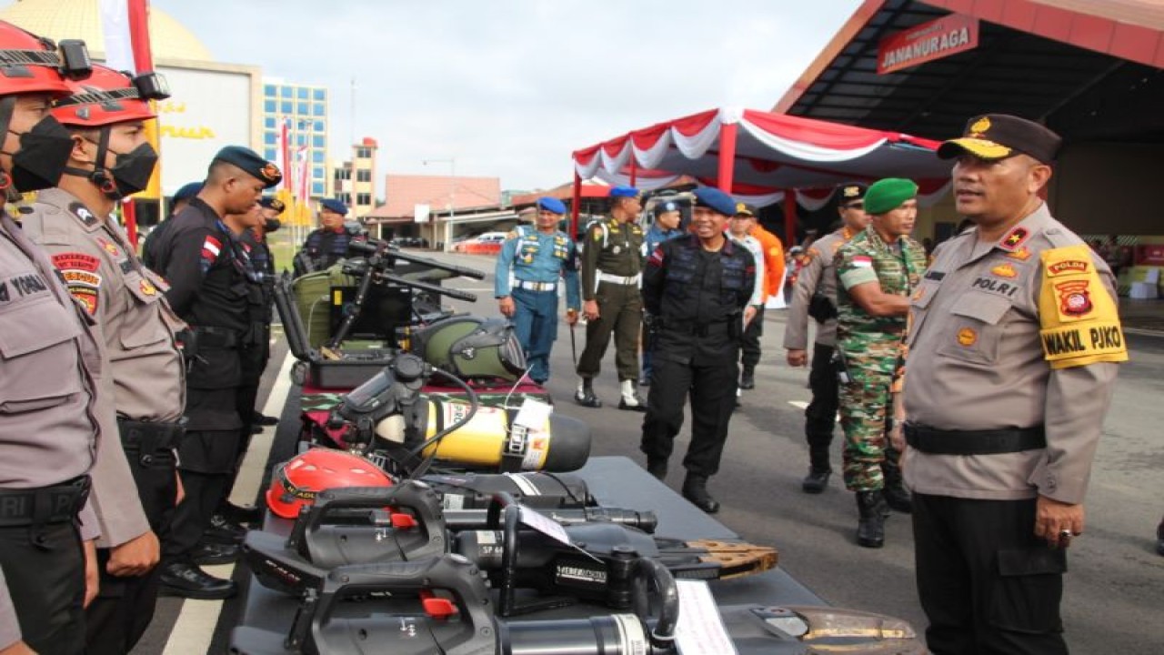 Waka Polda Kalimantan Barat Brigjen Pol Asep Safrudin memimpin Apel gelar pasukan Operasi Kewilayahan Liong Kapuas Tahun 2023 dalam rangka persiapan pengamanan Imlek dan Cap Go Meh di Pontianak, Jumat (20/1/2023). ANTARA/HO-Humas Polda Kalbar. (Teofilusianto Timotius)