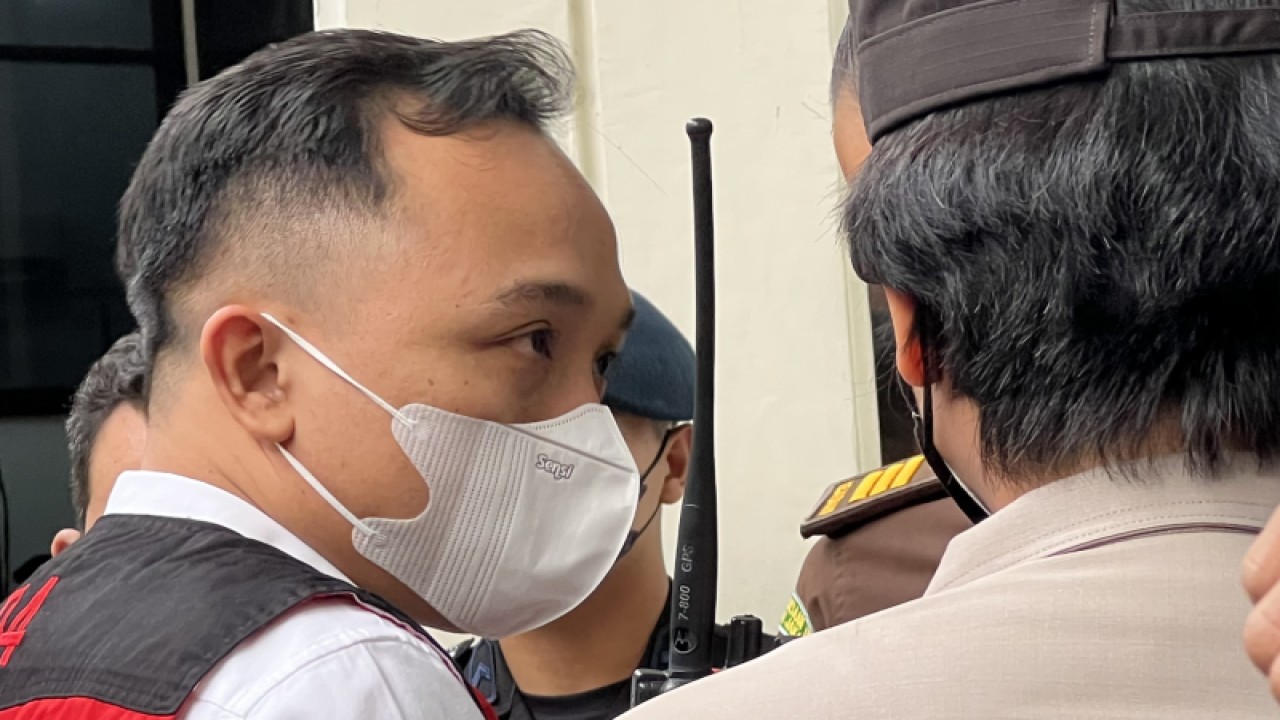 Terdakwa kasus pembunuhan berencana Brigadir Nofriansyah Yosua Hutabarat (Brigadir J) Ricky Rizal atau Bripka RR di Pengadilan Negeri Jakarta Selatan, Jakarta, Rabu (30/11/2022). ANTARA/Putu Indah Savitri