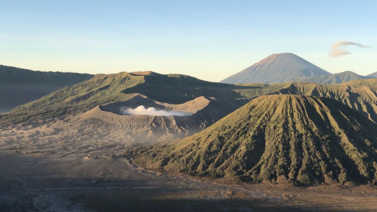 Foto arsip. Kawasan Taman Nasional Bromo Tengger Semeru yang merupakan salah satu daerah tujuan wisata utama di Jawa Timur. (ANTARA/Vicki Febrianto)