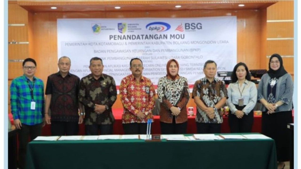 Penandatanganan MoU dilaksanakan di Aula Kantor Pusat Bank SulutGo yang dihadiri oleh jajaran Direksi Bank SulutGo, para Pimpinan OPD Kota Kotamobagu dan Kabupaten Bolaang Mongondow Utara, Korwas Bidang APD Glenn Davies Siwu, serta tamu undangan lainnya, di Manado, Selasa (17/1/2023). ANTARA/Nancy L Tigauw