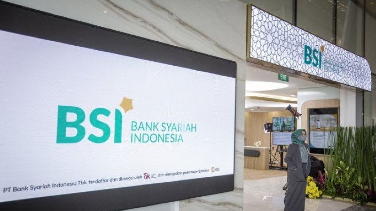 Ilustrasi - Pegawai berjalan di Bank Syariah Indonesia (BSI) usai peresmian di Jakarta, Senin (1/2/2021). (ANTARA FOTO/Dhemas Reviyanto/rwa.)