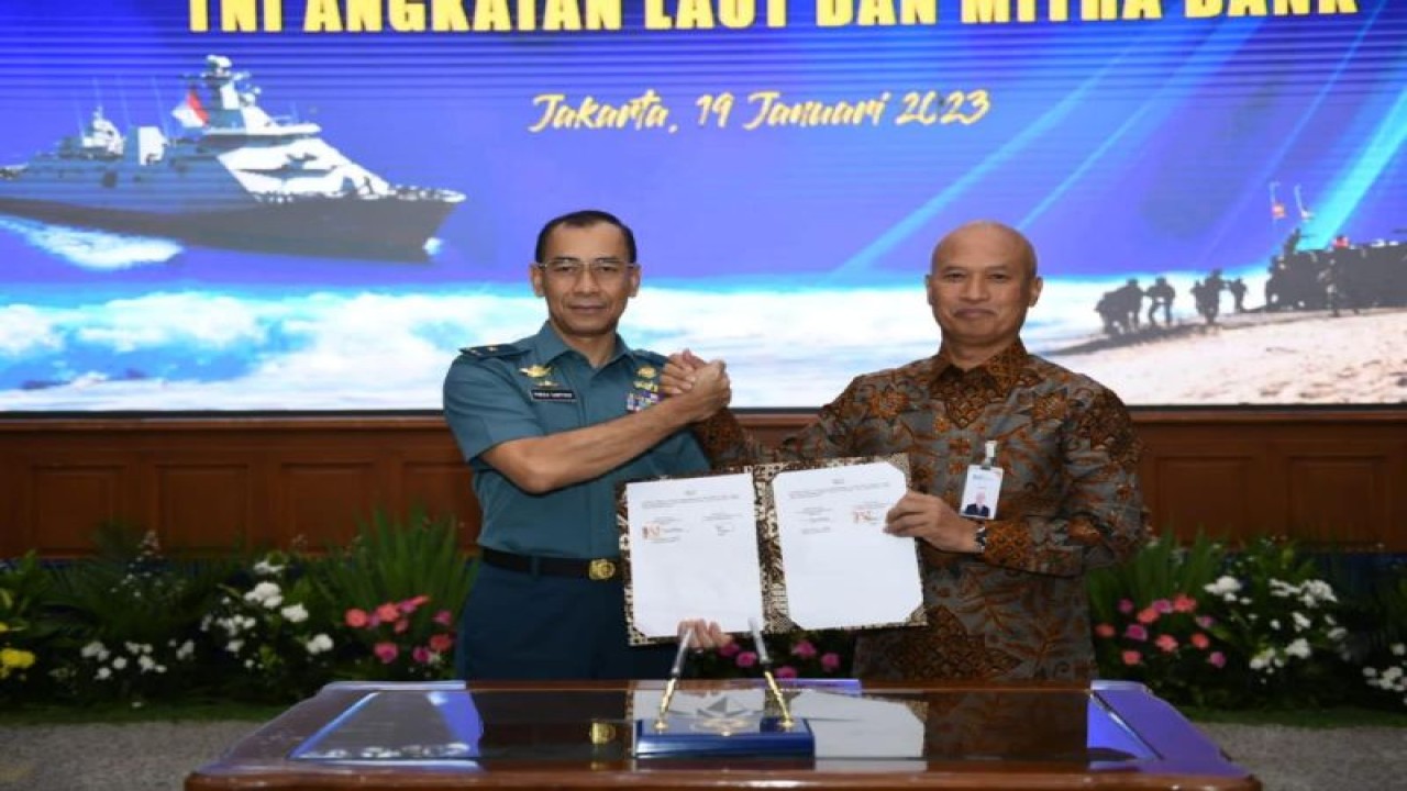 Direktur Retail Banking Bank Syariah Indonesia (BSI) Ngatari (kanan) bersama Kepala Dinas Keuangan TNI Angkatan Laut (Kadiskual) Laksamana Pertama TNI Poedji Santoso (kiri) menandatangani perjanjian kerja sama terkait pengelolaan dana anggaran pendapatan dan belanja negara (APBN) non gaji di lingkungan TNI AL sdan penyediaan layanan pembayaran gaji prajurit TNI AL untuk wilayah Aceh di Cilangkap, Jakarta, Kamis (19/1/2023) ANTARA/HO-Humas BSI