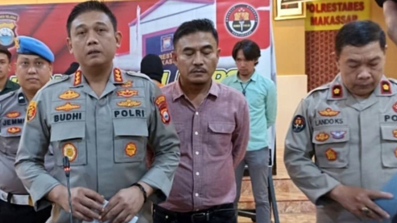 Kepala Polres Makassar, Komisaris Besar Polisi Budhi Haryanto (kiri), memaparkan proses penangkapan dua tersangka kasus pembunuhan anak di kantor Polrestabes Makassar, Sulawesi Selatan, Selasa (10/1/2023). ANTARA/Darwin Fatir