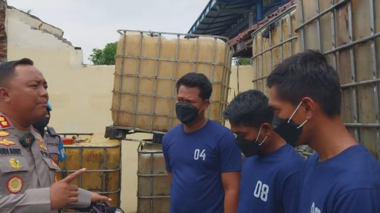 Kapolres Demak AKBP Budi Adhy Buono saat bertanya terhadap para pelaku penimbunan BBM bersubsidi saat gelar di Mapolres Demak, Kamis (19/1/2023). (ANTARA/HO-Screenshot.)