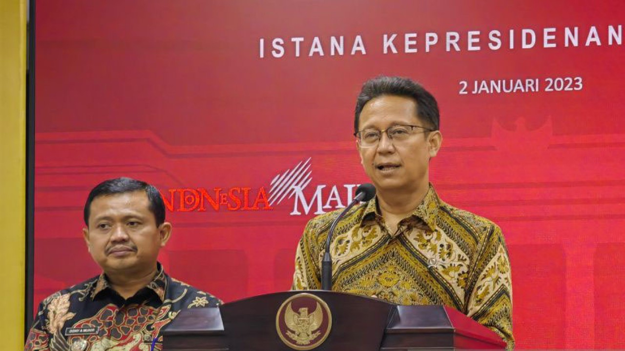 Menteri Kesehatan Budi Gunadi Sadikin (kanan) didampingi Bupati Sumedang Dony Ahmad Munir menyampaikan keterangan pers di Kantor Kepresidenan, Istana Merdeka, Jakarta, pada Senin (2/1/2023), selepas mengikuti rapat terbatas terkait percepatan penanganan stunting melalui Sistem Pemerintahan Berbasis Elektronik (SPBE) yang dipimpin langsung Presiden RI Joko Widodo. (ANTARA/Gilang Galiartha)