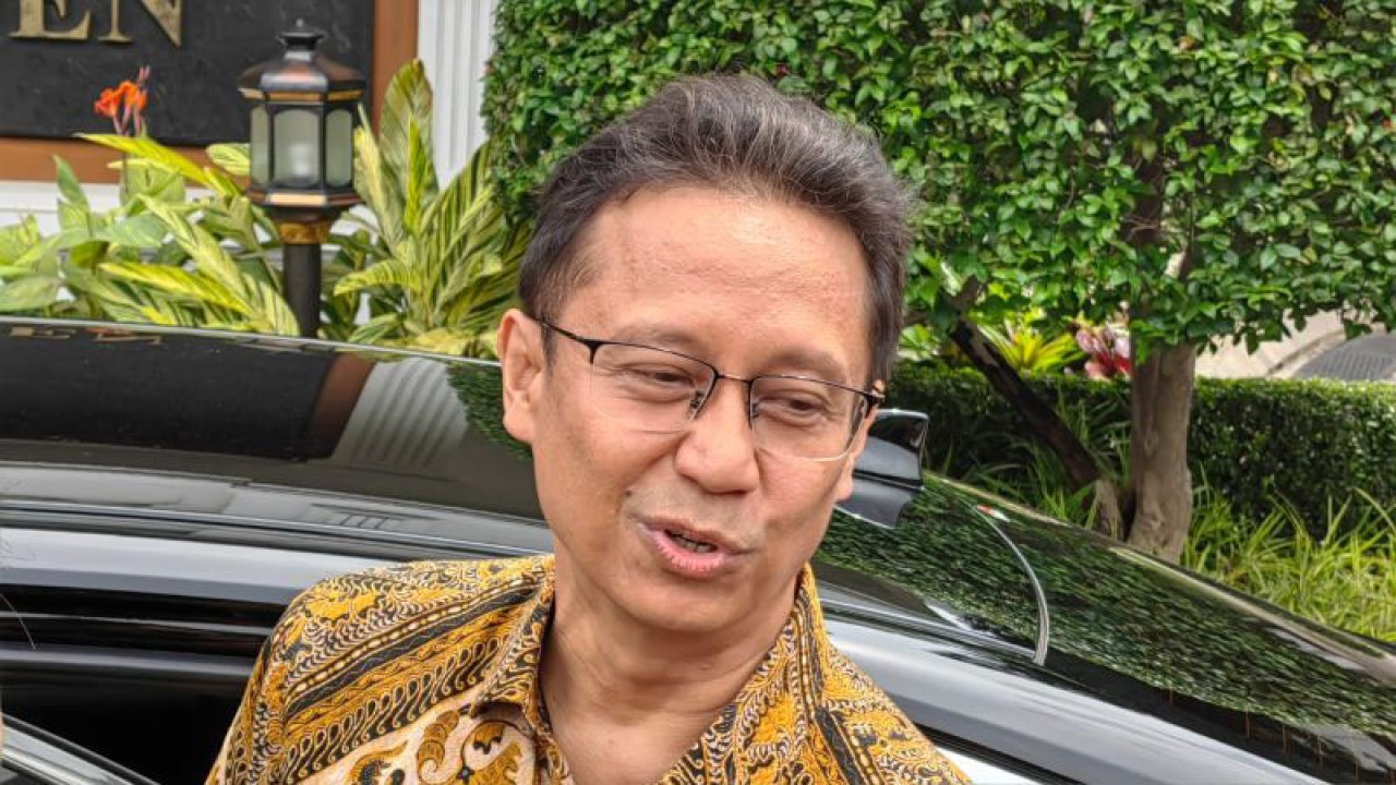 Menteri Kesehatan Budi Gunadi Sadikin di lingkungan istana kepresidenan Jakarta pada Senin (2/1/2023) (ANTARA/Gilang Galiartha)