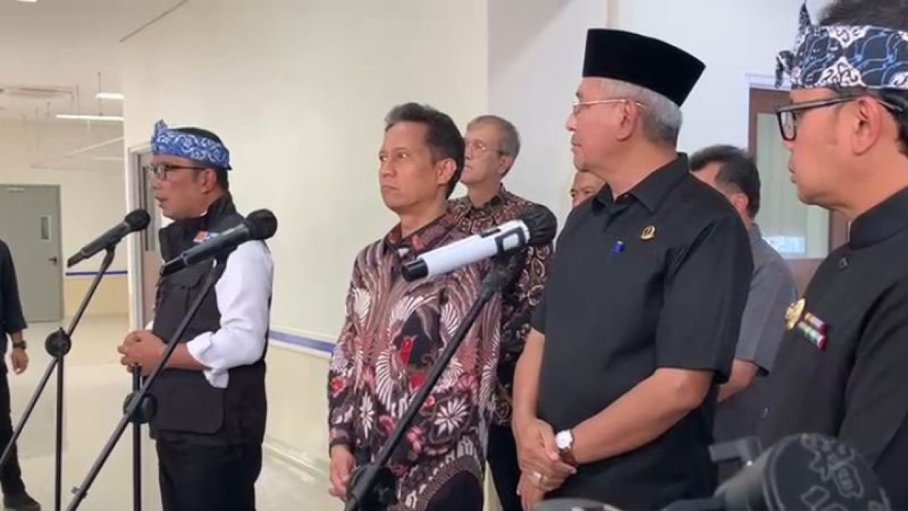 Jumpa pers peresmian Blok I dan Blok IV RSUD Kota Bogor dihadiri Menkes RI Budi Gunadi Sadikin (kedua dari kiri, memakai batik, Gubernur Jawa Barat Ridwan Kamil (kesatu dari kiri) Wali Kota Bogor Bima Arya Sugiarto (kesatu dari kanan), Kamis (19/1/2023). (ANTARA/Linna Susanti)