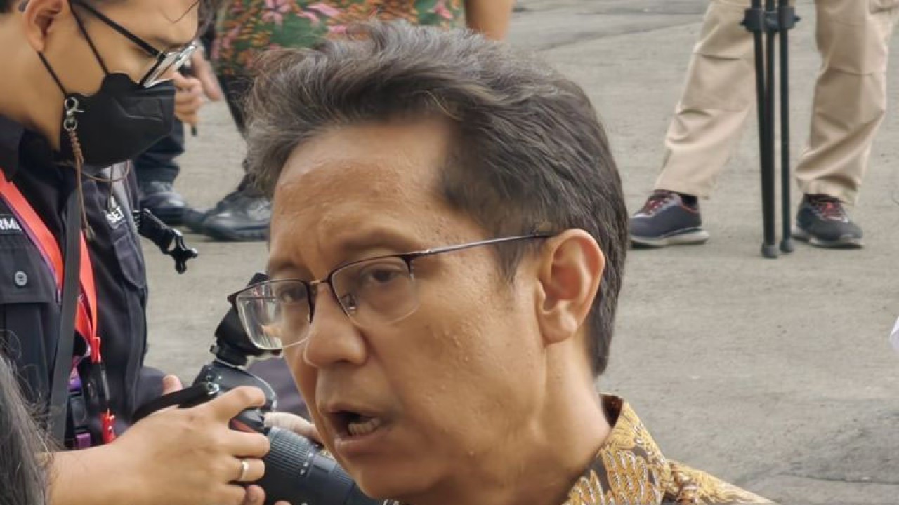 Menteri Kesehatan Budi Gunadi Sadikin selepas menghadiri pembukaan Rapat Koordinasi Nasional (Rakornas) Transisi Penanganan COVID-19 dan Pemulihan Ekonomi Nasional (PC-PEN) di Gedung AA Maramis, Kementerian Keuangan, Jakarta, Kamis (26/1/2023). (ANTARA/Gilang Galiartha)