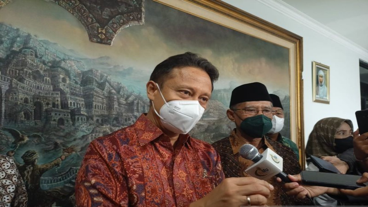 Menteri Kesehatan Budi Gunadi Sadikin dan Ketua Umum PP Muhammadiyah Haedar Nashir menyampaikan keterangan seusai penandatanganan kerja sama kedua pihak di bidang kesehatan di Jakarta, Selasa (3/1/2023). (ANTARA/Asep Firmansyah)