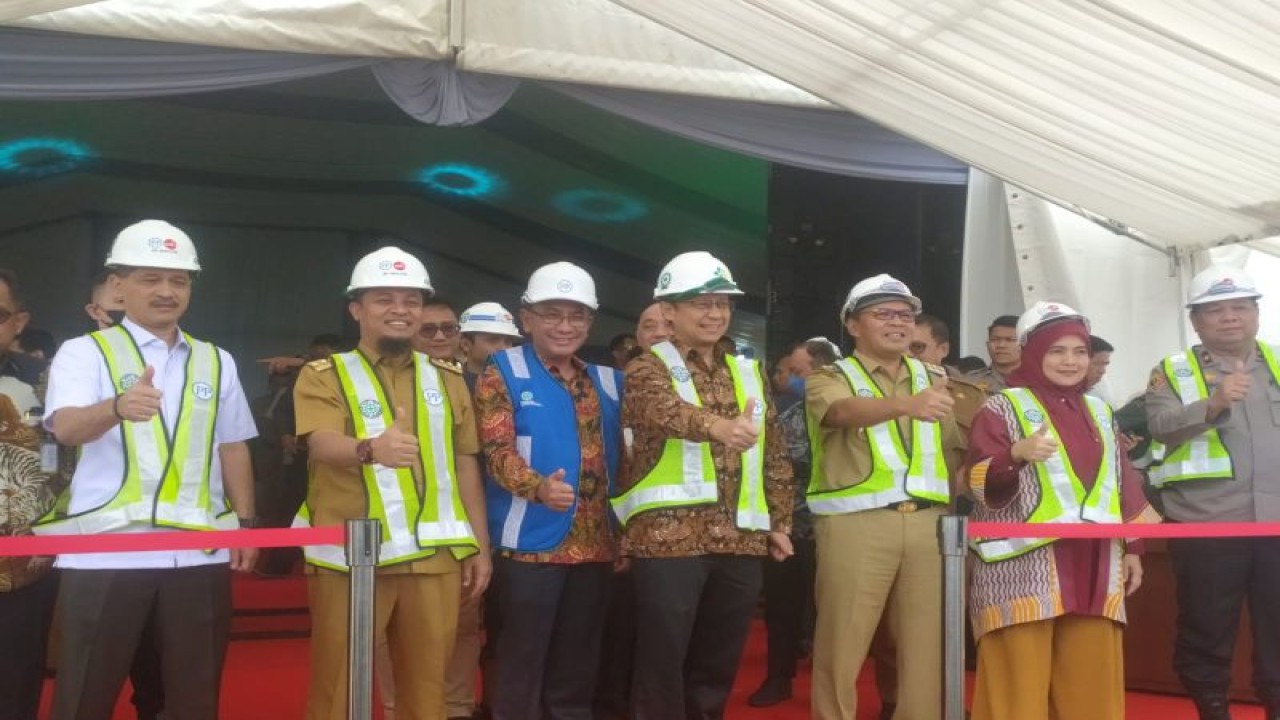 Menteri Kesehatan Budi Hasan Sadikin bersama Forkopimda Sulsel pada acara peletakan batu pertama pembangunan Rumah Sakit (RS) UPT Vertikal Kota Makassar, Sulawesi Selatan di kawasan Center Point of Indonesia (CPI) Makassar, Selasa (31/01/2023). FOTO ANTARA Foto/Nur Suhra Wardyah