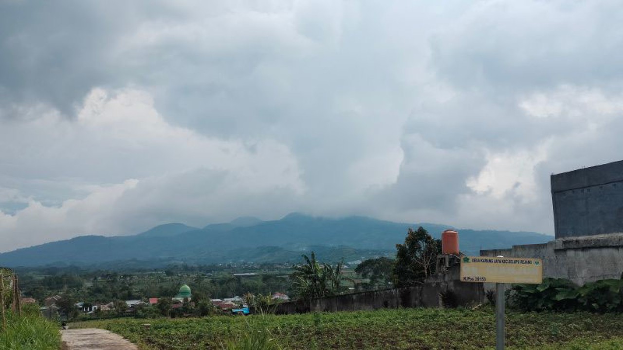 Pemukiman penduduk di kaki Gunung Api Bukit Kaba Kabupaten Rejang Lebong, Bengkulu.ANTARA/Nur Muhamad