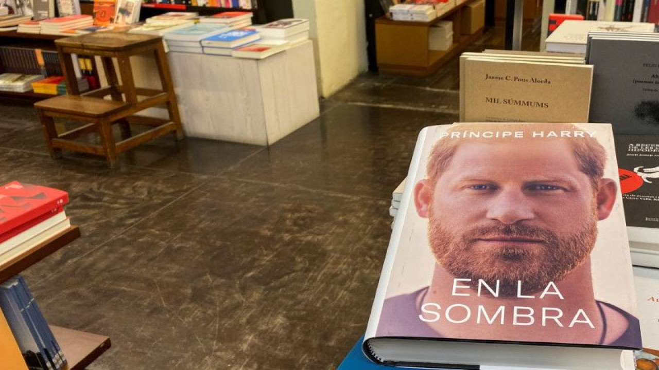 Buku "Spare" dari Pangeran Harry (REUTERS/NACHO DOCE)