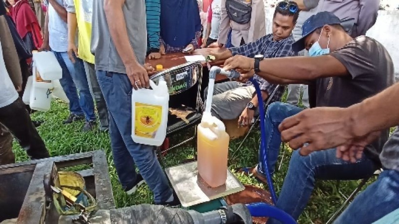 Ilustrasi - Warga membeli minyak goreng curah pada operasi pasar yang digelar Dinas Perindustrian dan Perdagangan Kabupaten Parigi Moutong di Parigi, Jumat (8/4/2022). ANTARA/Moh Ridwan