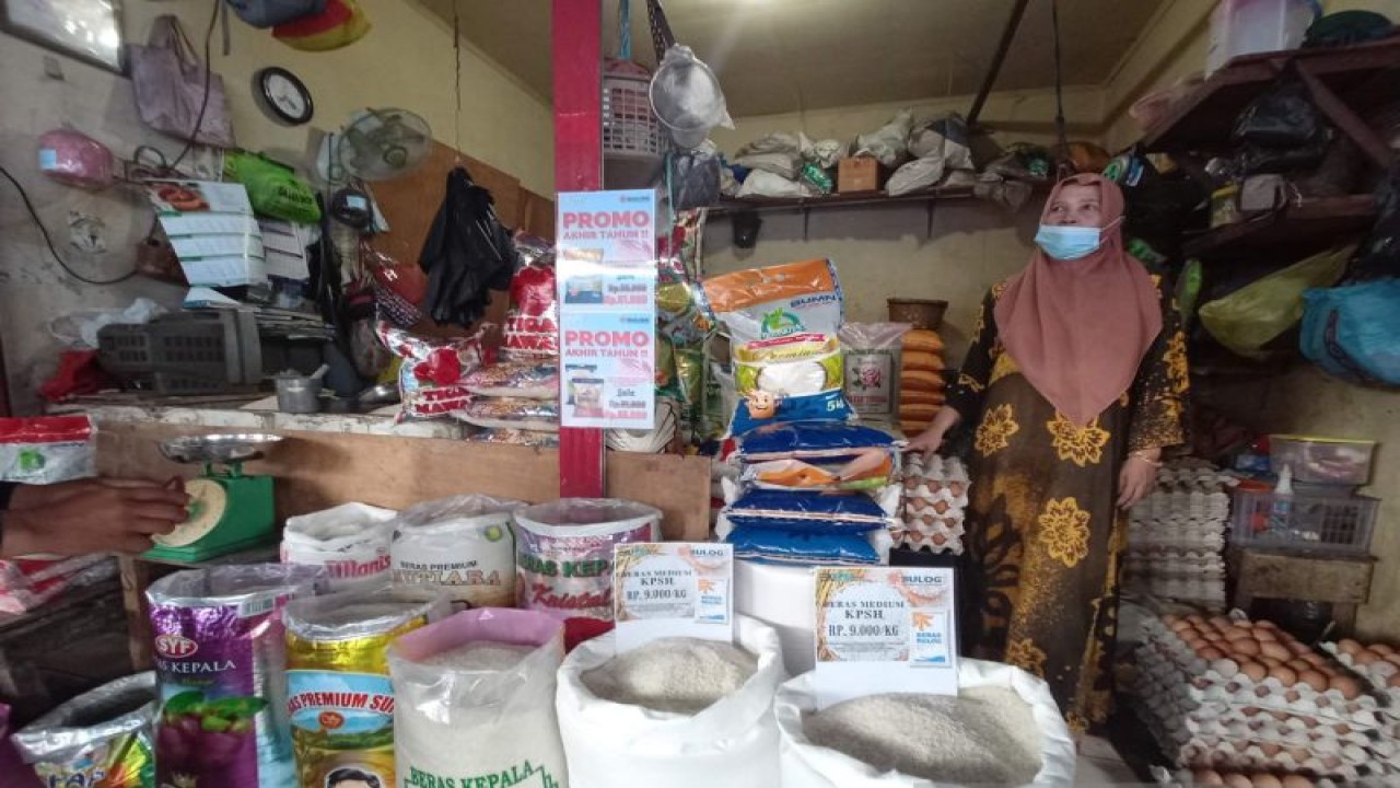 Ilustrasi suasana aktivitas penjual beras di Pasar Pabaeng-baeng, Makassar yang menawarkan berasnya dengan harga bervariasi sesuai jenisnya. Antara/ Suriani Mappong