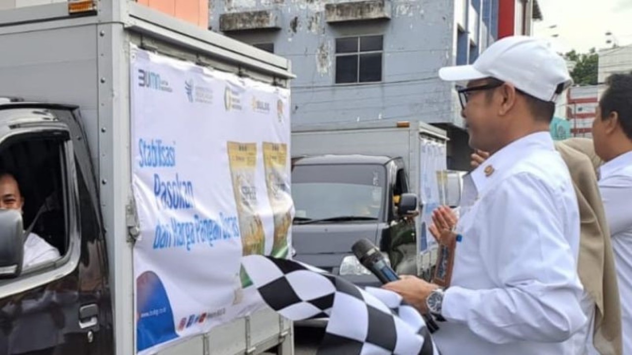 Pimpinan Perum Bulog kantor wilayah Sumatera Selatan - Bangka Belitung (Sumsel Babel) melepaskan mobil angkutan distribusi beras untuk program stabilisasi pasokan dan harga pangan (SPHP) beras ke pasaran daerah setempat, di Palembang, Sumatera Selatan, Selasa (24/1/2023) (ANTARA/M Riezko Bima Elko P)