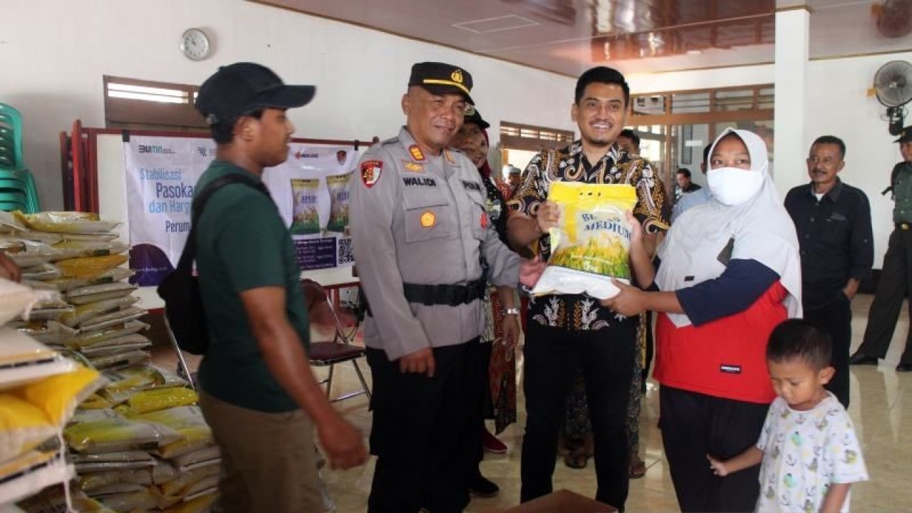 Pimpinan Cabang Perum Bulog Surakarta Andy Nugroho (dua dari kanan) saat memimpin oeprasi pasar beras, di Balai Desa Kedawung Kecamatan Kedawung, Kabupaten Sragen, Jawa Tengah, Kamis (19/1/2023). ANTARA/Bambang Dwi Marwoto