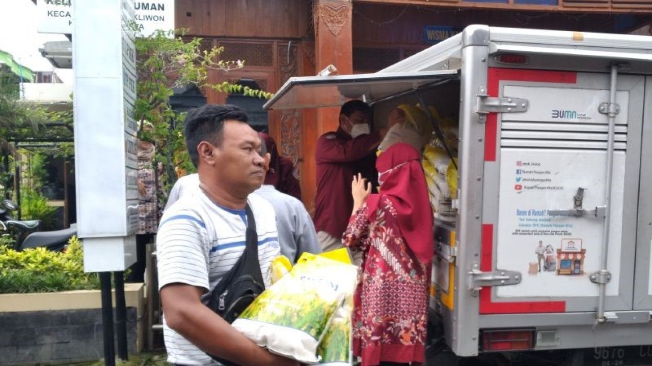 Bulog melaksanakan program Operasi Pasar Stabilisasi Pasokan dan Harga Pangan di Kantor Kelurahan Kauman, Kecamatan Pasar Kliwon, Solo, Kamis (26/1/2023). ANTARA/Aris Wasita
