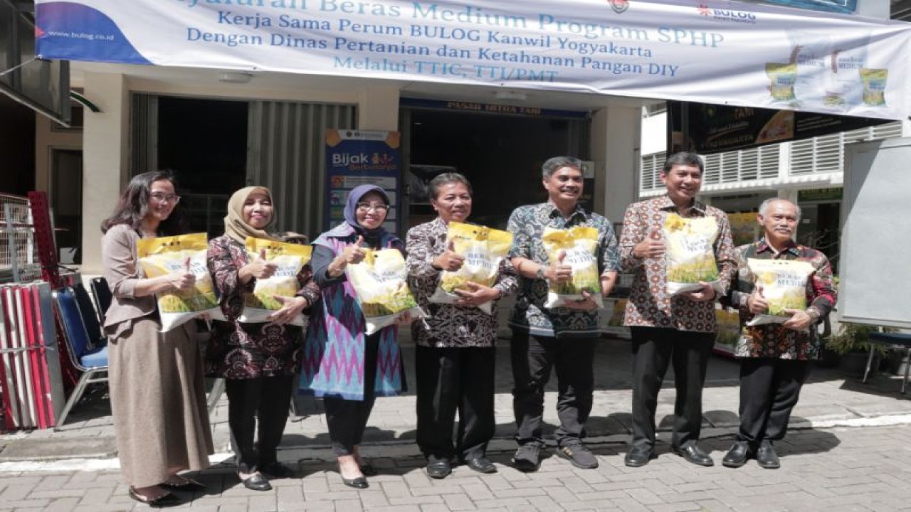 Pemimpin Wilayah Bulog Kanwil Yogyakarta Muhammad Attar Rizal, Kepala DPKP DIY Sugeng Purwanto, Kepala Biro Administrasi Perekonomian Setda DIY Yuna Pancawati, Kepala Bank Indonesia Budiharto Perwakilan Disperindag DIY dan Perwakilan Badan Pangan Nasional pada kegiatan penyaluran beras program SPHP melalui di Kantor DPKP DIY, Kamis (12/1/2023). ANTARA/HO-Bulog Perwakilan Yogyakarta