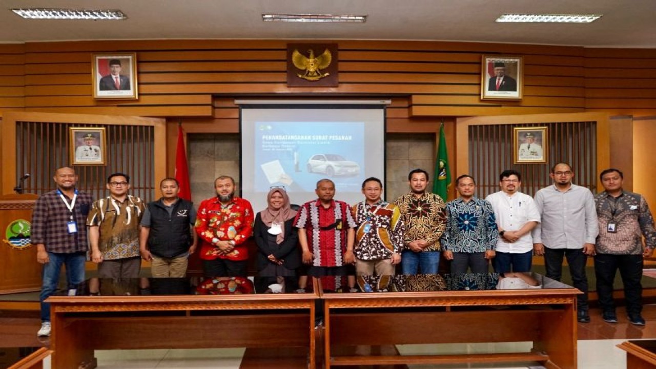 Badan Usaha Milik Daerah (BUMD) Pemprov Jawa Barat, yakni PT Migas Utama Jabar (MUJ) mendukung elektrifikasi di Jawa Barat, melalui penyediaan mobil listrik berbasis baterai untuk sejumlah perangkat daerah di Jawa Barat melalui anak perusahaan PT MUJ Energi Indonesia (MUJI) (ANTARA/HO-Humas MUJ)