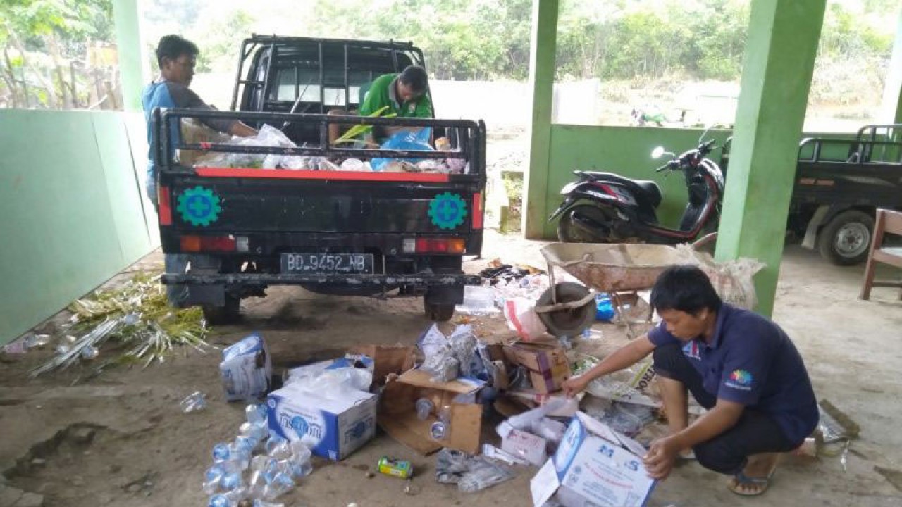 Petugas Badan Usaha Milik Desa Pulai Payung, Kabupaten Mukomuko, mengumpulkan sampah untuk dijual, Jumat (27-1-2023). ANTARA/HO-Istimewa.