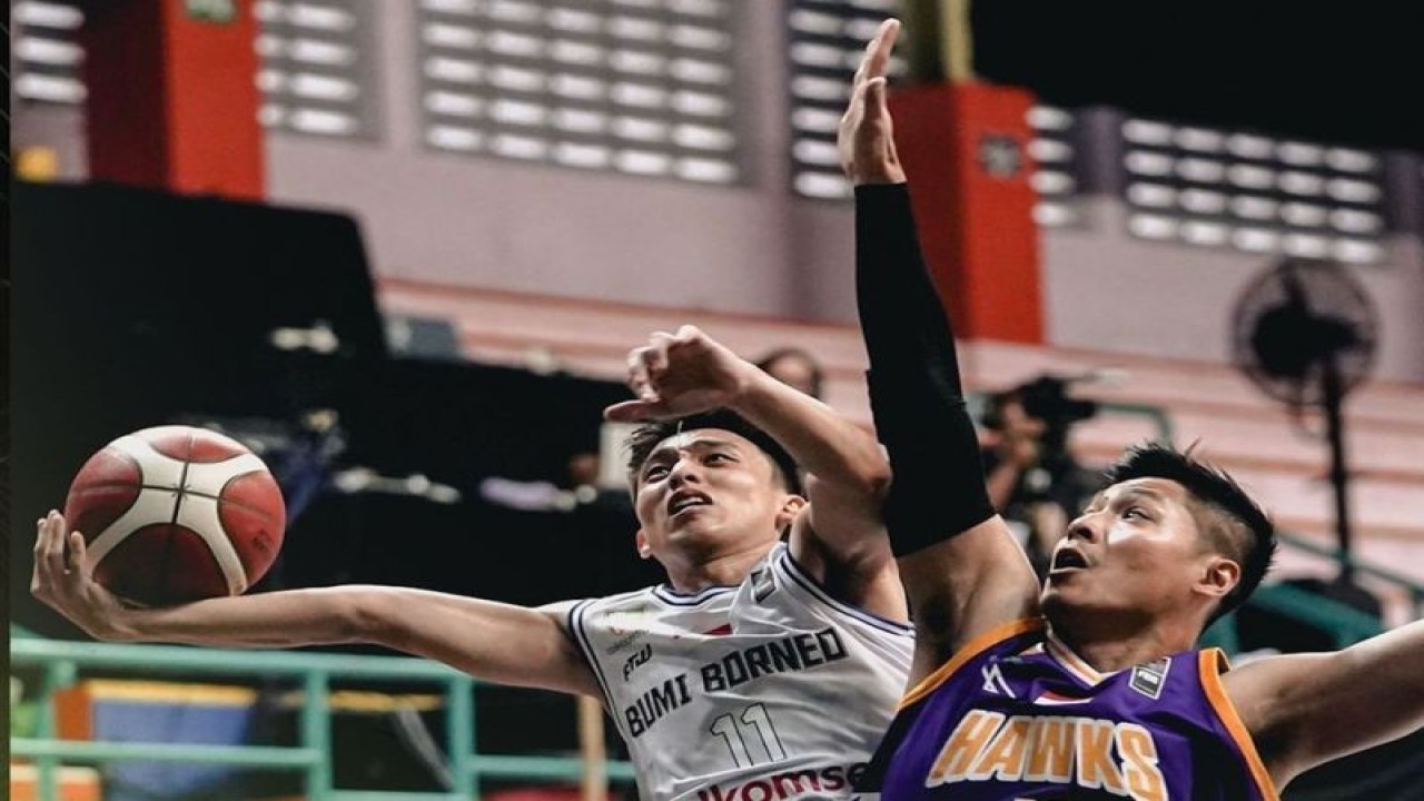 Pemain Bumi Borneo Basketball Pontianak Calvin Chrissler (kanan) mencoba memasukkan bola ke ring Tangerang Hawks pada Liga Bola Basket Indonesia (IBL) 2023 di GOR Merpati, Denpasar, Bali, Minggu (15/1/2023). ANTARA/HO/Instagram@bumiborneo.team