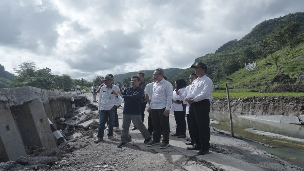 Bupati Bantul Abdul Halim Muslih bersama Dosen Teknik Sipil UGM saat meninjau lokasi jalan ambles di Wunut, Desa Sriharjo, Kabupaten Bantul, DIY, Rabu (4/1/2023) (ANTARA/HO-Humas Pemkab Bantul)
